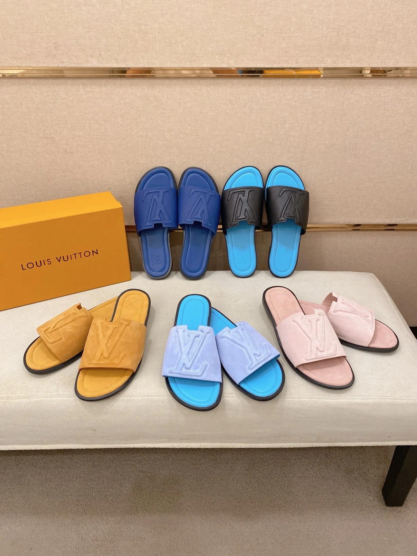 Men's shoes 💰: 340💰Made by LV🔍Top purchasing agents. Men's spring and summer slippers are available at the same counter. The uppers are imported cowhide from Italy, with logo graphics and high-quality craftsmanship. Soles: original soles specially provided by the original factory. Exclusive movable molded soles are super comfortable. Original goods follow orders. 🔍🔍High quality. You can enter and exit the counter at will. Welcome to compare. Size 38-44. Can be customized45